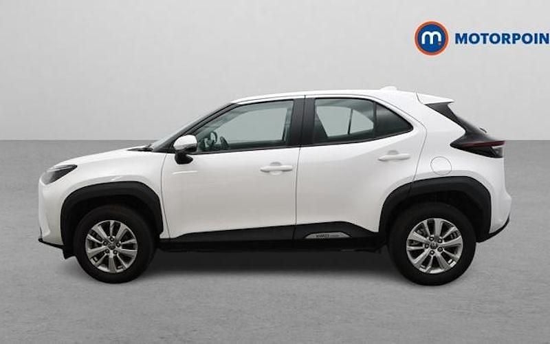 Used Toyota Yaris Hybrid 116 HP (85 kW) 2024 White Estate