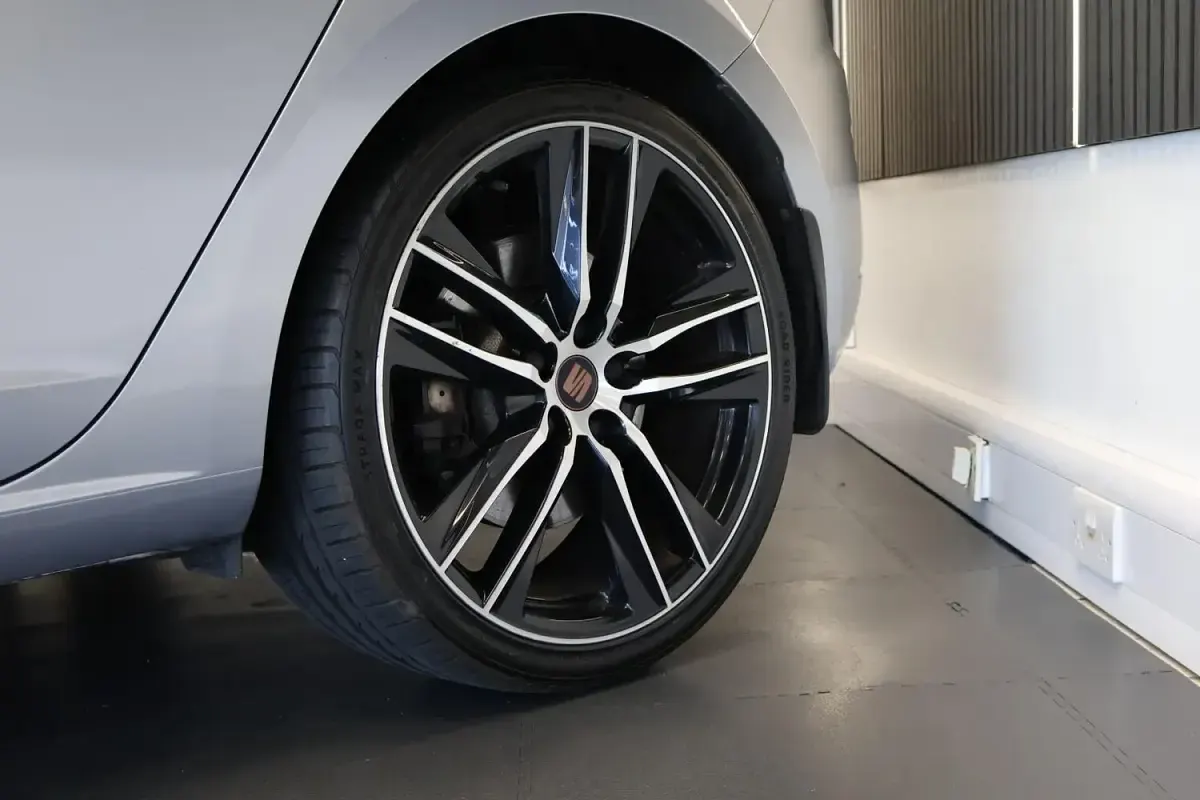 Used Seat Leon Cupra 290 290 HP (213 kW) 2019 Silver Hatchback
