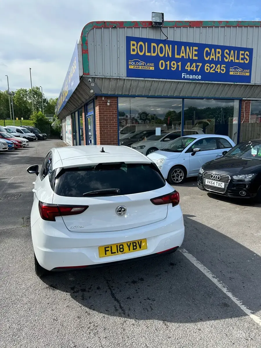Used Vauxhall Astra Design Edition 2018 White Hatchback