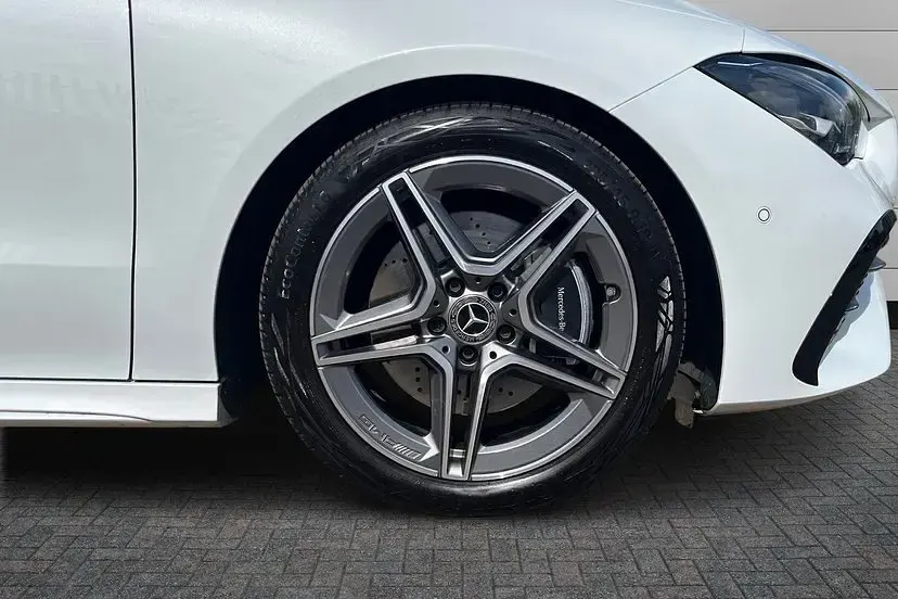 Used Mercedes CLA200 Shooting Brake Executive 175 HP (128 kW) 2024 Moonstone white Estate