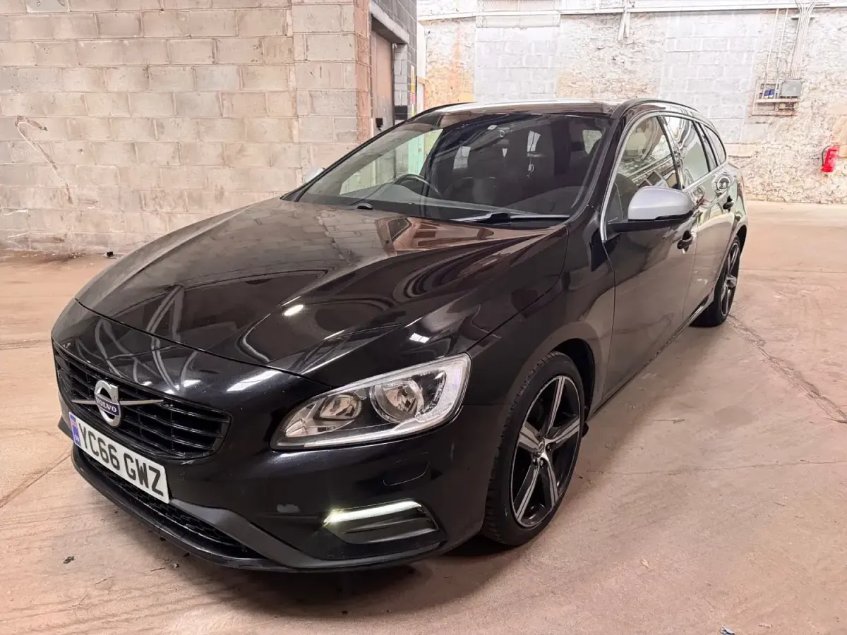 Usado Volvo V60 R-Design 2016 Negro Familiar