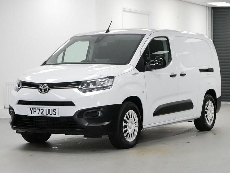 Used Toyota Proace 50 kW (68 HP) 2023 White MPV