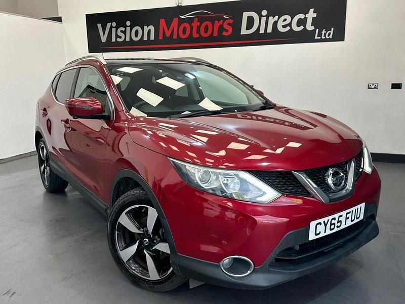 Red Used 2016 Nissan Qashqai N-Connecta SUV | £7,430 (Fair price) - Image 1/4