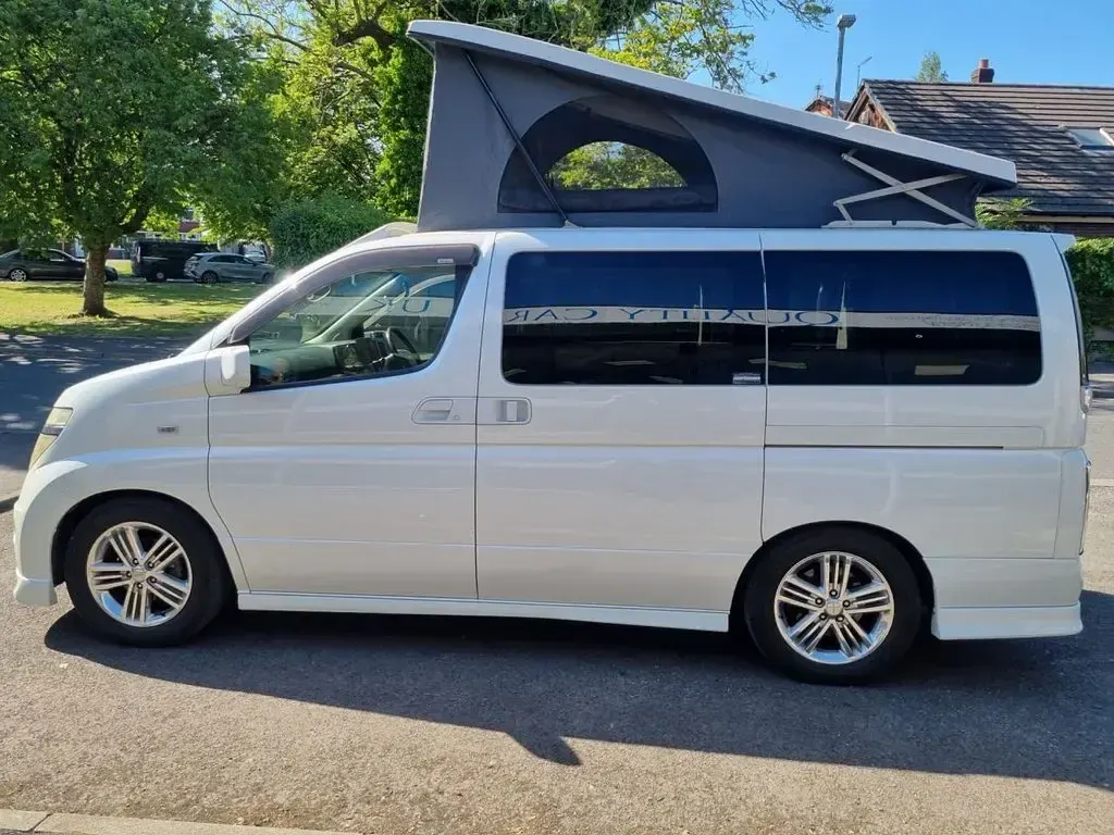 Used Nissan Elgrand 240 HP (176 kW) 2004 White MPV