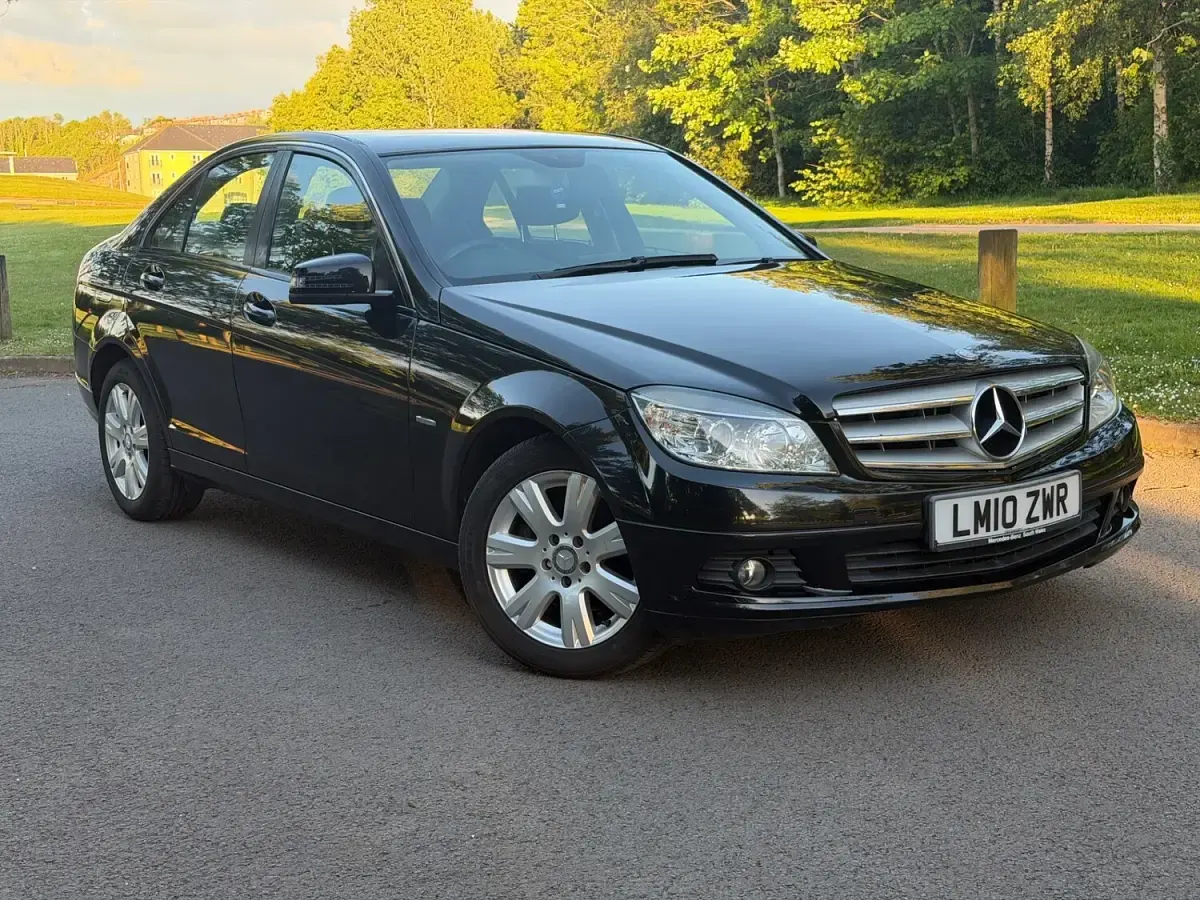 Käytetty Mercedes C180 Executive 2010 Musta Sedan