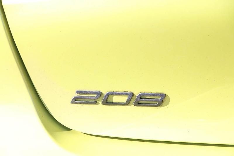 Used Peugeot 208 Allure 101 HP (74 kW) 2025 Yellow Hatchback