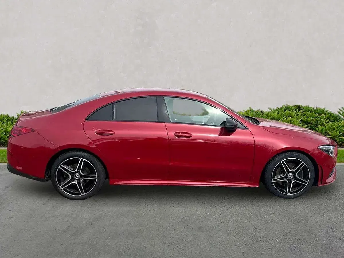 Begagnad Mercedes CLA200 Executive 2023 Röd Sportkupé
