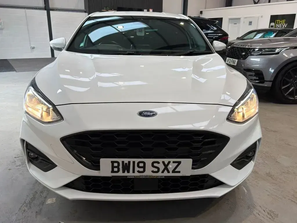 Used Ford Focus ST-Line 125 HP (91 kW) 2019 White Hatchback
