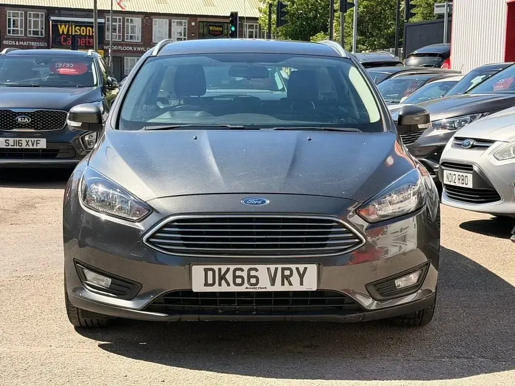 Begagnad Ford Focus Zetec 120 HK (88 kW) 2016 Grå Kombi