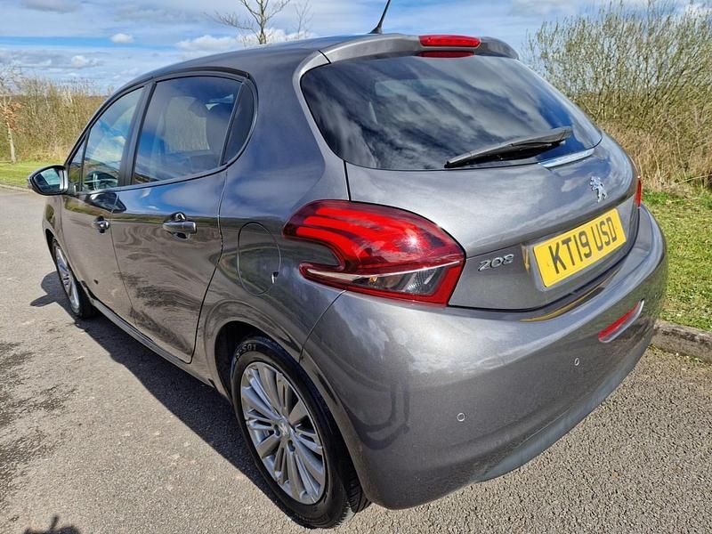 Used Peugeot 208 Signature Sky 82 HP (60 kW) 2019 Grey Hatchback