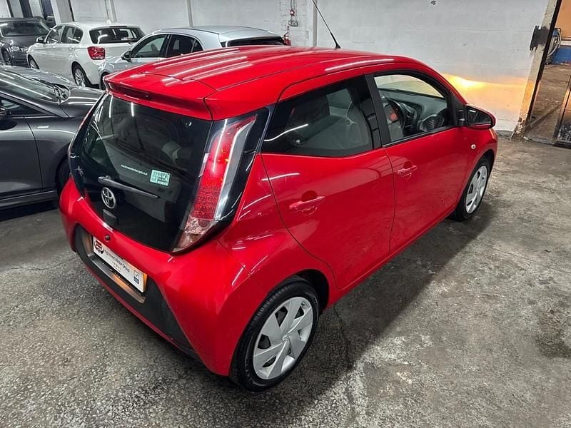 Begagnad Toyota Aygo X-play 69 HK (50 kW) 2017 Röd Halvkombi