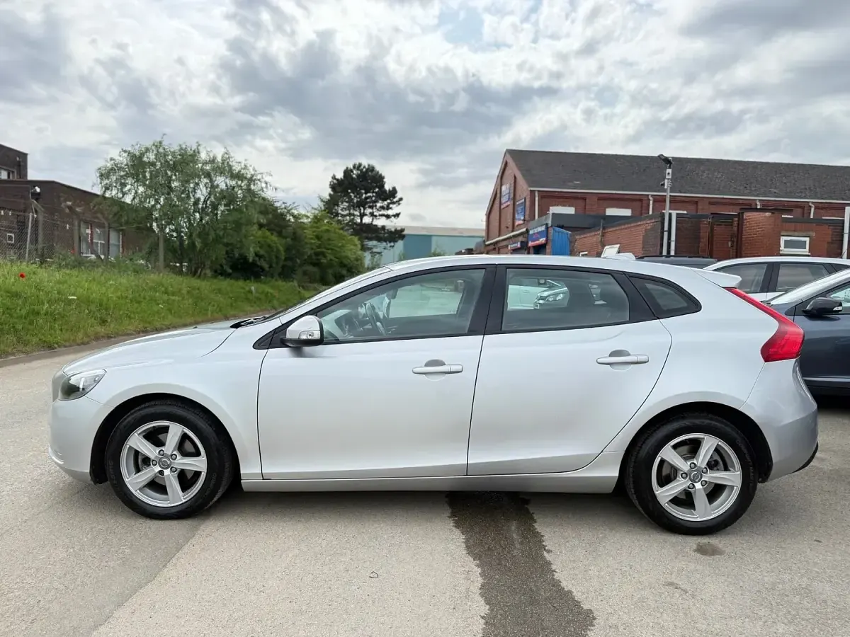 Used Volvo V40 115 HP (84 kW) 2014 Silver Hatchback