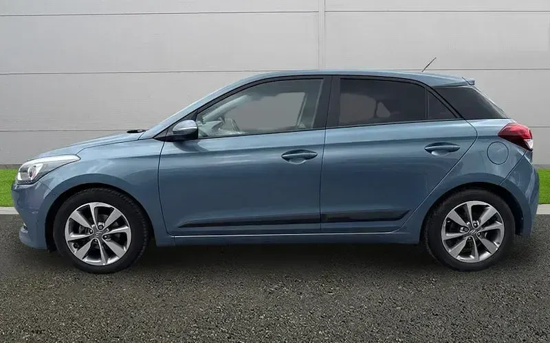 Begagnad Hyundai i20 Premium 84 HK (61 kW) 2015 Blå Halvkombi