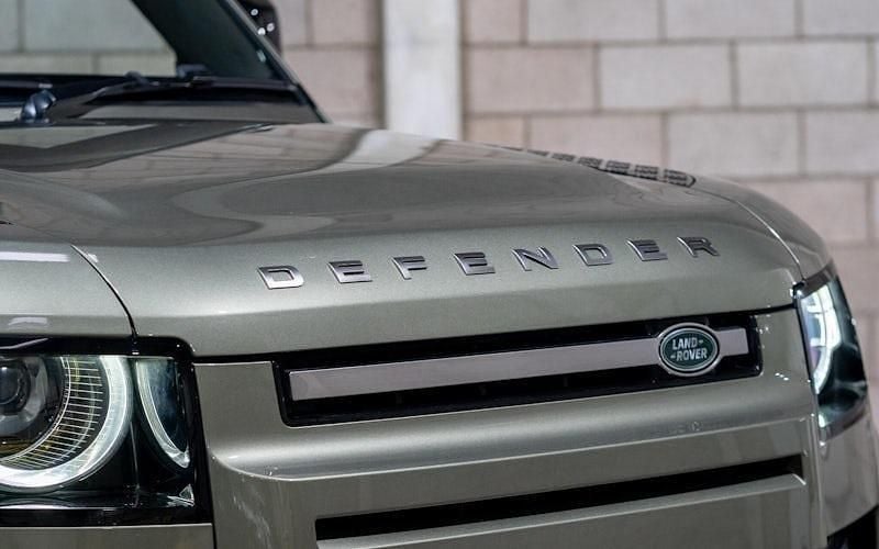 Used Land Rover Defender HSE 300 HP (220 kW) 2024 Green SUV