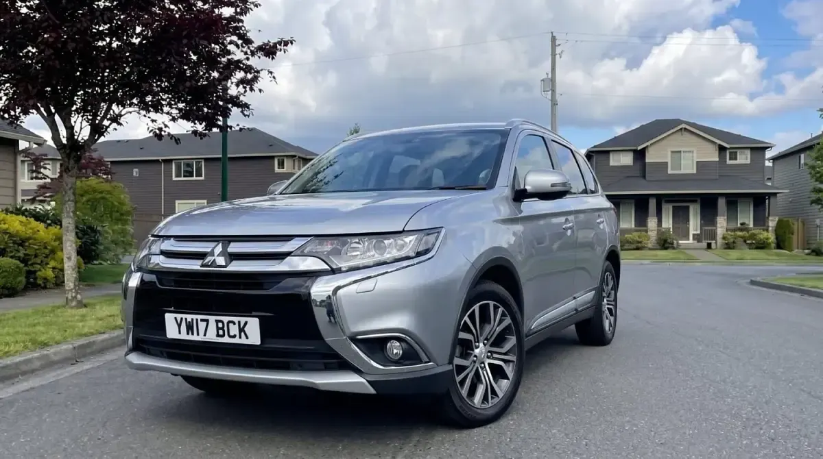Begagnad Mitsubishi Outlander P-HEV 200 HK (147 kW) 2017 Silver SUV