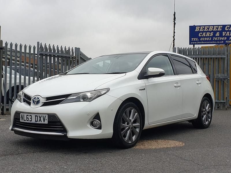 White Used 2013 Toyota Auris Hybrid Hatchback | £7,395 (Fair price) - Image 1/4