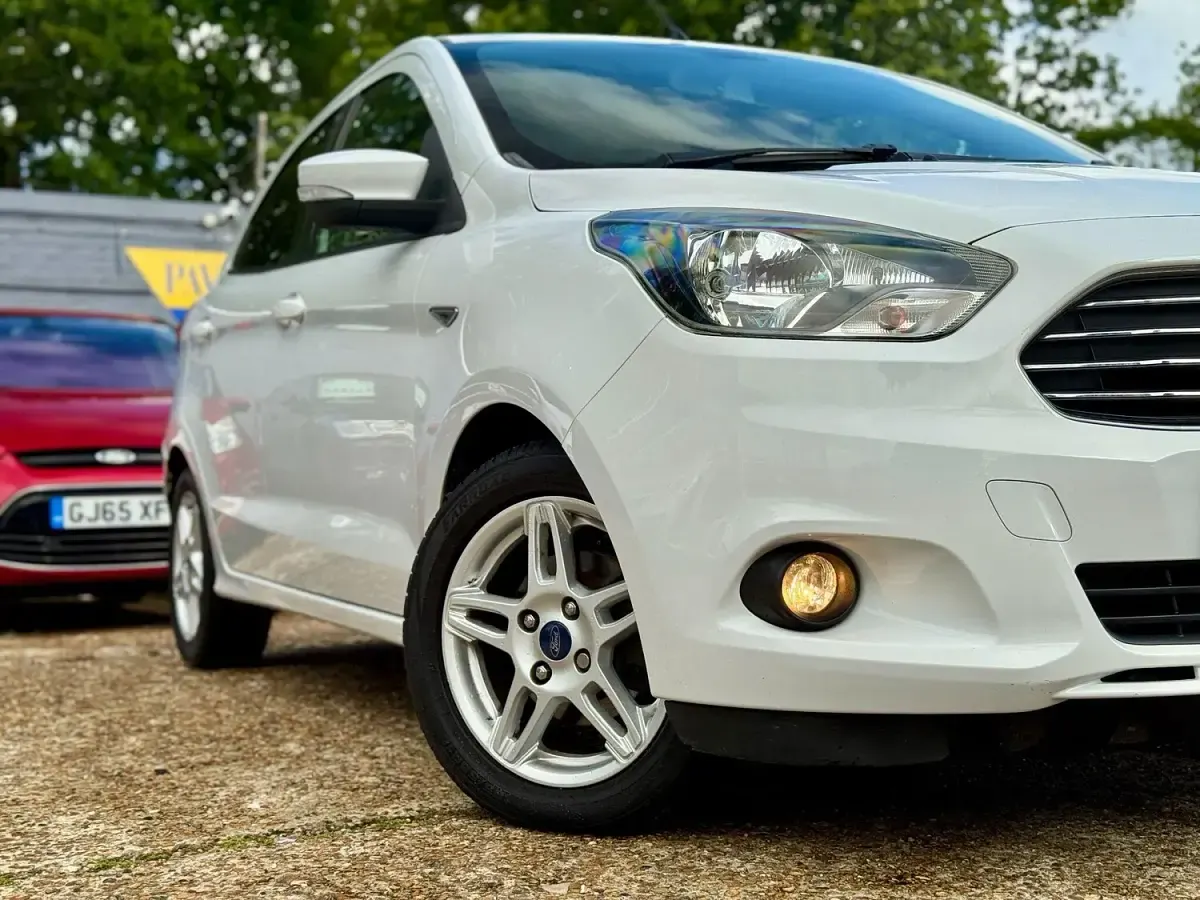 Used Ford Ka Plus Zetec 70 HP (51 kW) 2018 White Hatchback