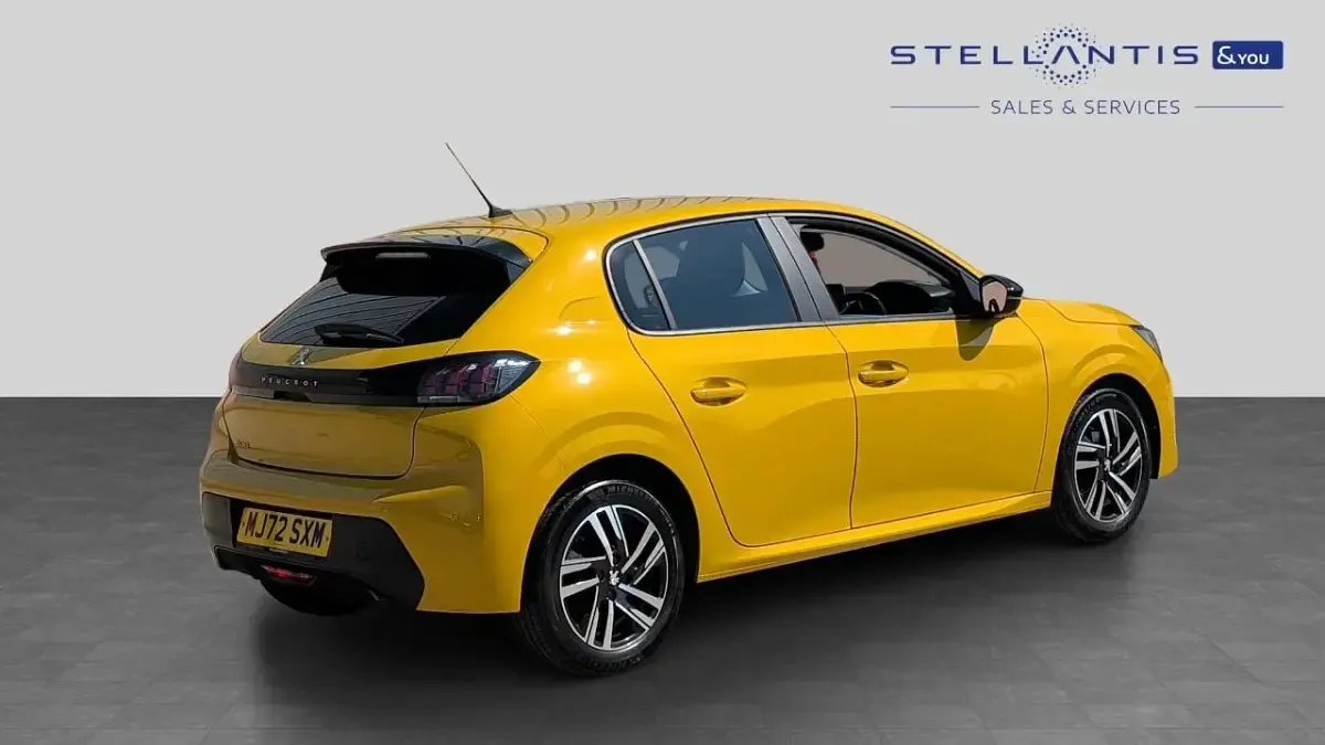 Used Peugeot 208 Active+ 74 HP (54 kW) 2023 Yellow Hatchback