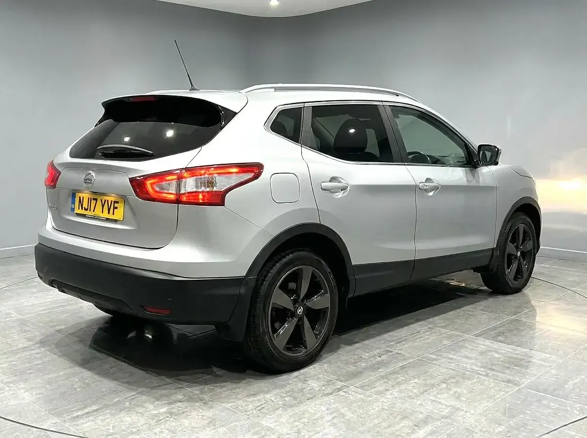 Used Nissan Qashqai N-Connecta 110 HP (80 kW) 2017 Silver SUV
