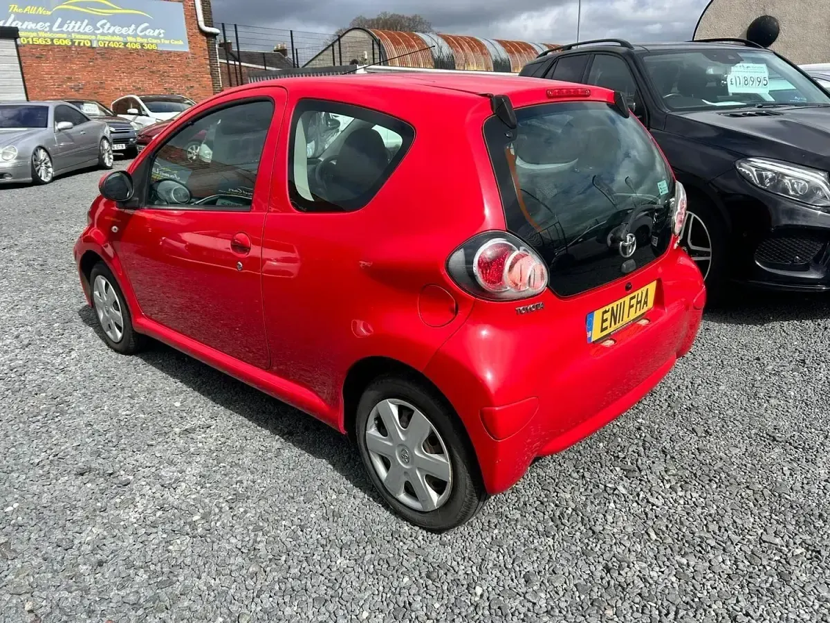 Used Toyota Aygo 68 HP (50 kW) 2011 Red Hatchback