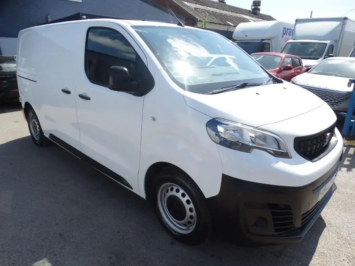 Used Peugeot e-Expert 100 kW (136 HP) 2022 White Van