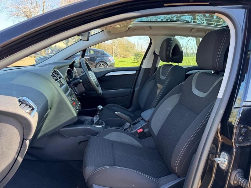 Used Citroën C4 SELECTION 115 HP (84 kW) 2013 Black Hatchback