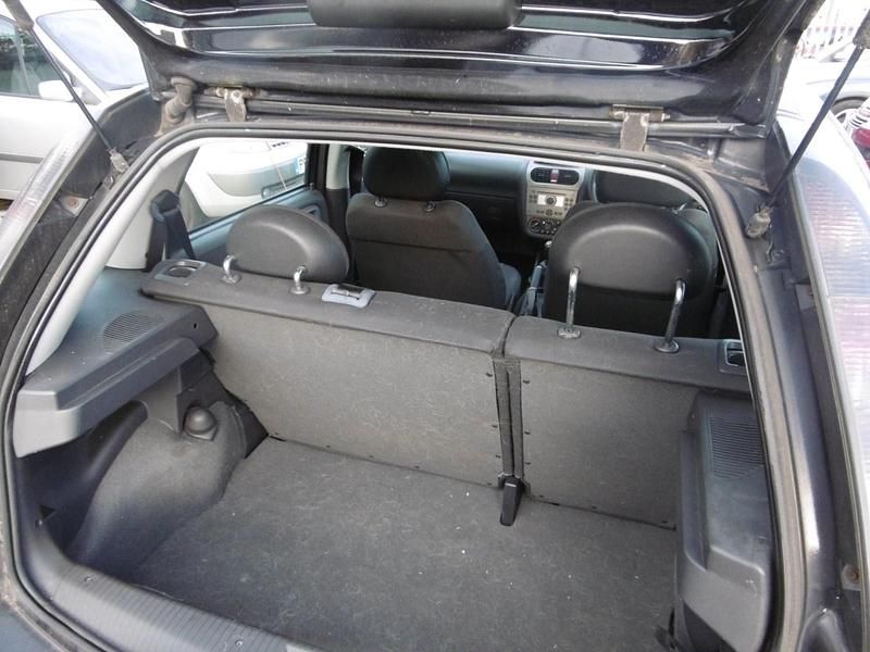 Second-hand Vauxhall Corsa Design Edition 75 CP (55 kW) 2005 Negru Hatchback
