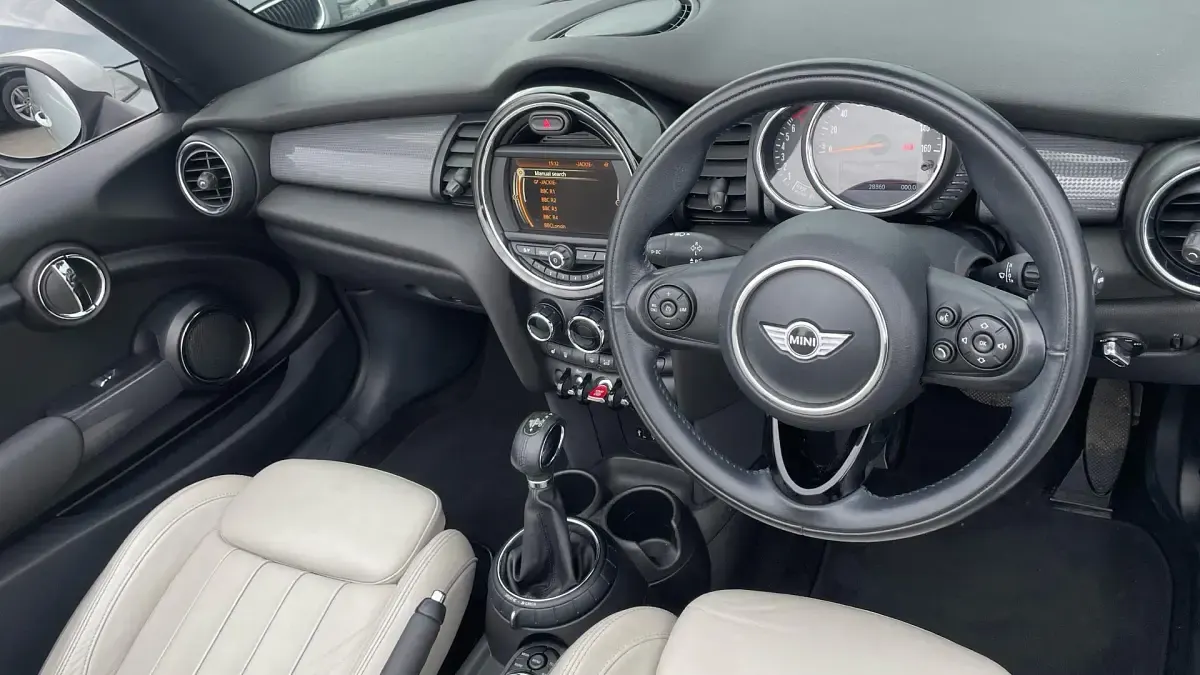 Usado Mini Cooper 134 HP (98 kW) 2016 Prateado Citadino