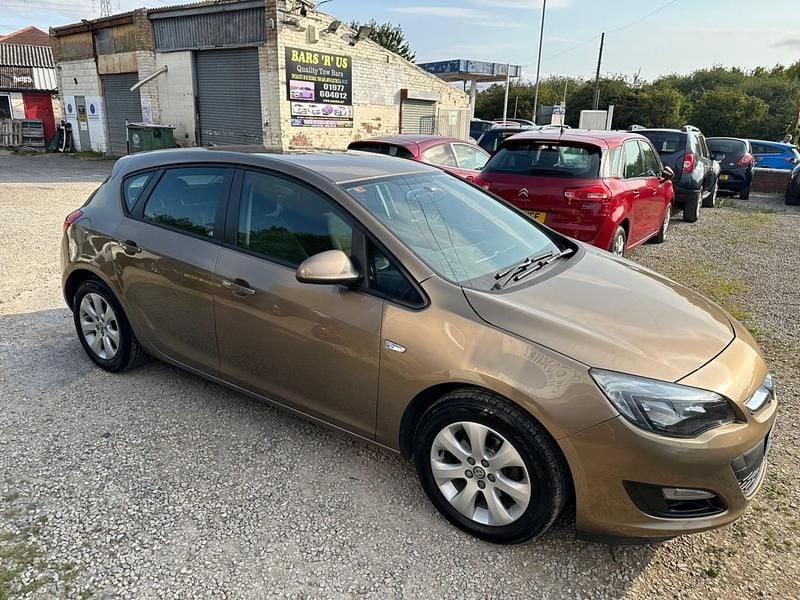 Brown Used 2014 Vauxhall Astra Design Edition Hatchback | £2,295 (Fair price) - Image 1/4