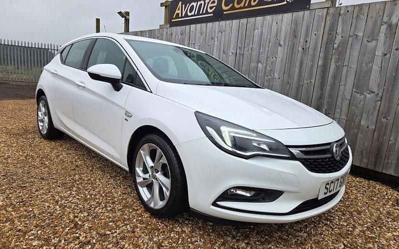 Used Vauxhall Astra SRi 110 HP (80 kW) 2017 White Hatchback