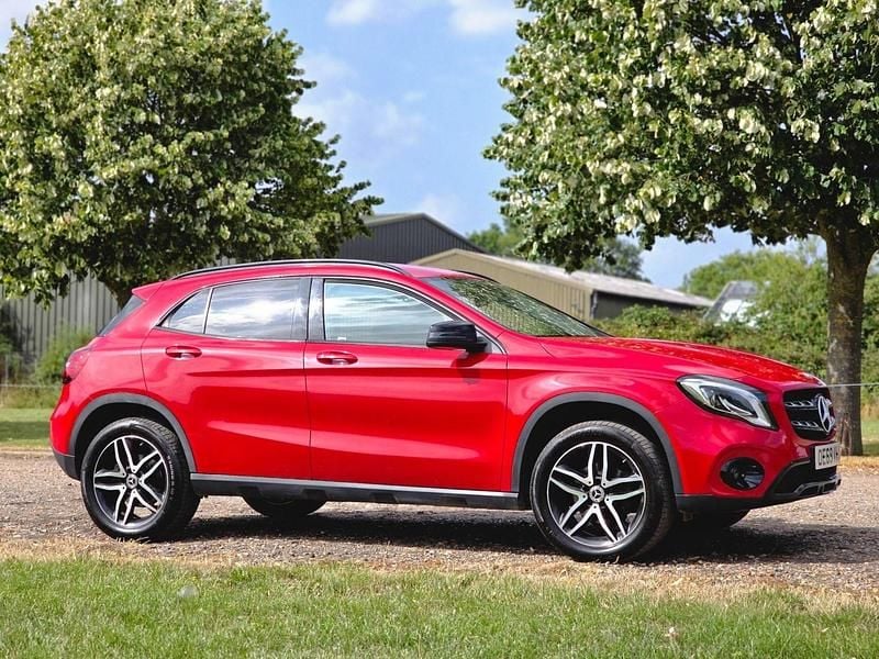 Used Mercedes GLA180 Urban 122 HP (89 kW) 2019 Red SUV