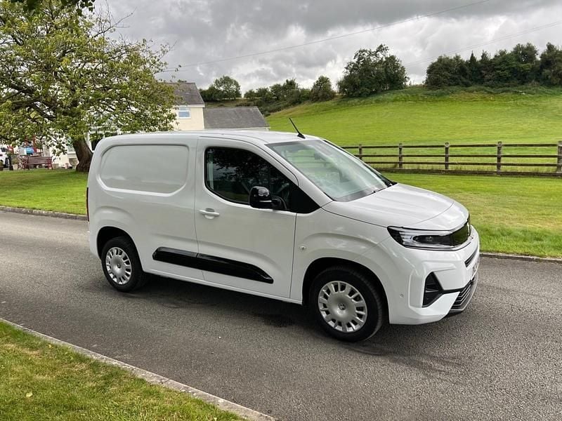 Second-hand Vauxhall Combo 130 CP (95 kW) 2024 Alb Monovolum