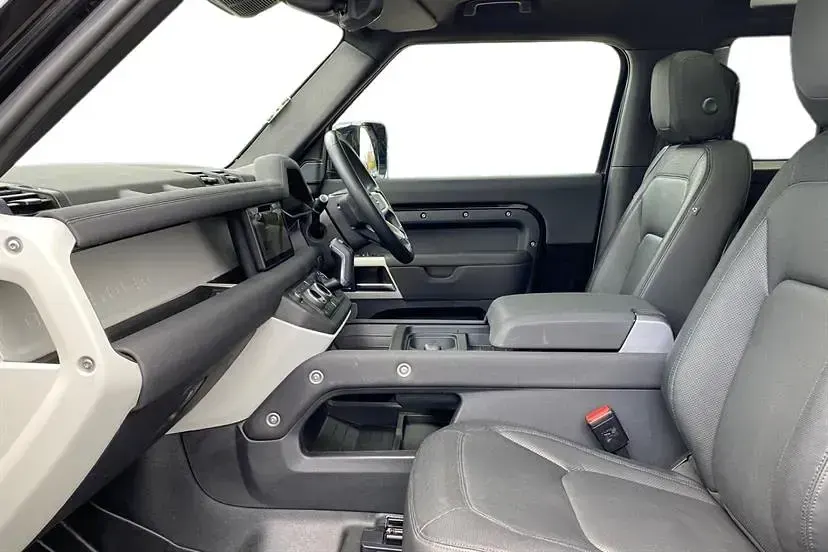 Begagnad Land Rover Defender SE Dynamic 249 HK (183 kW) 2023 Svart SUV