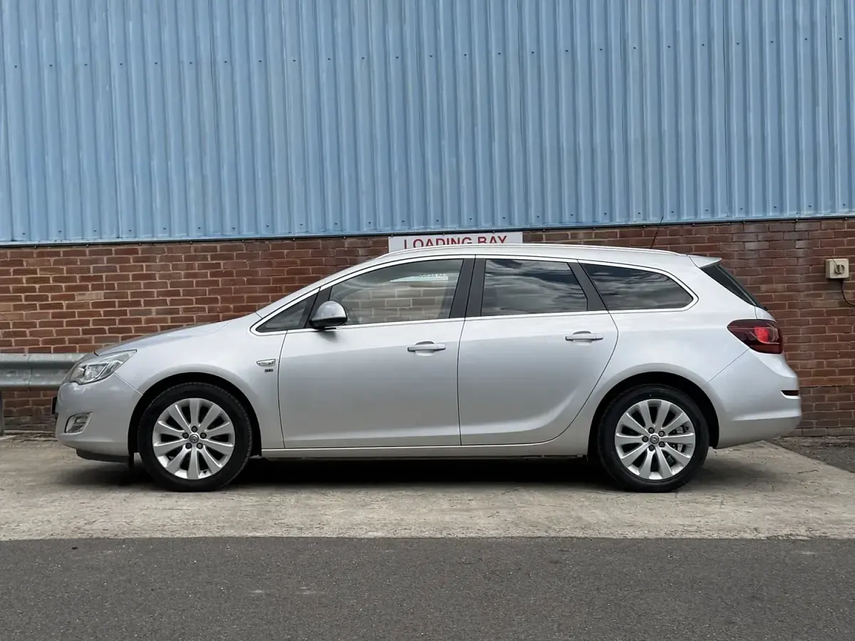 Used Vauxhall Astra 114 HP (83 kW) 2011 Silver Estate