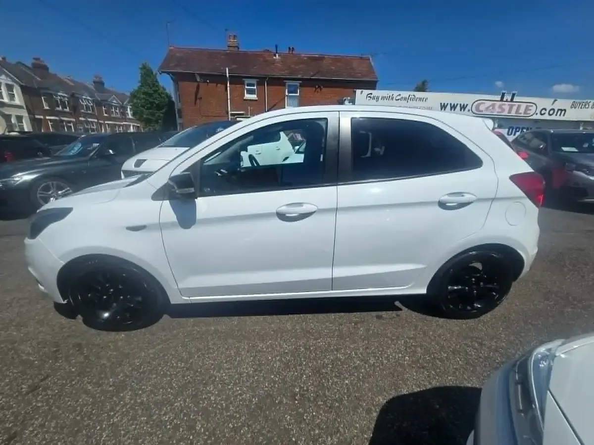 Used Ford Ka Plus Zetec 85 HP (62 kW) 2017 White Hatchback