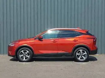 Used Nissan Qashqai N-Connecta 140 HP (102 kW) 2023 Red SUV