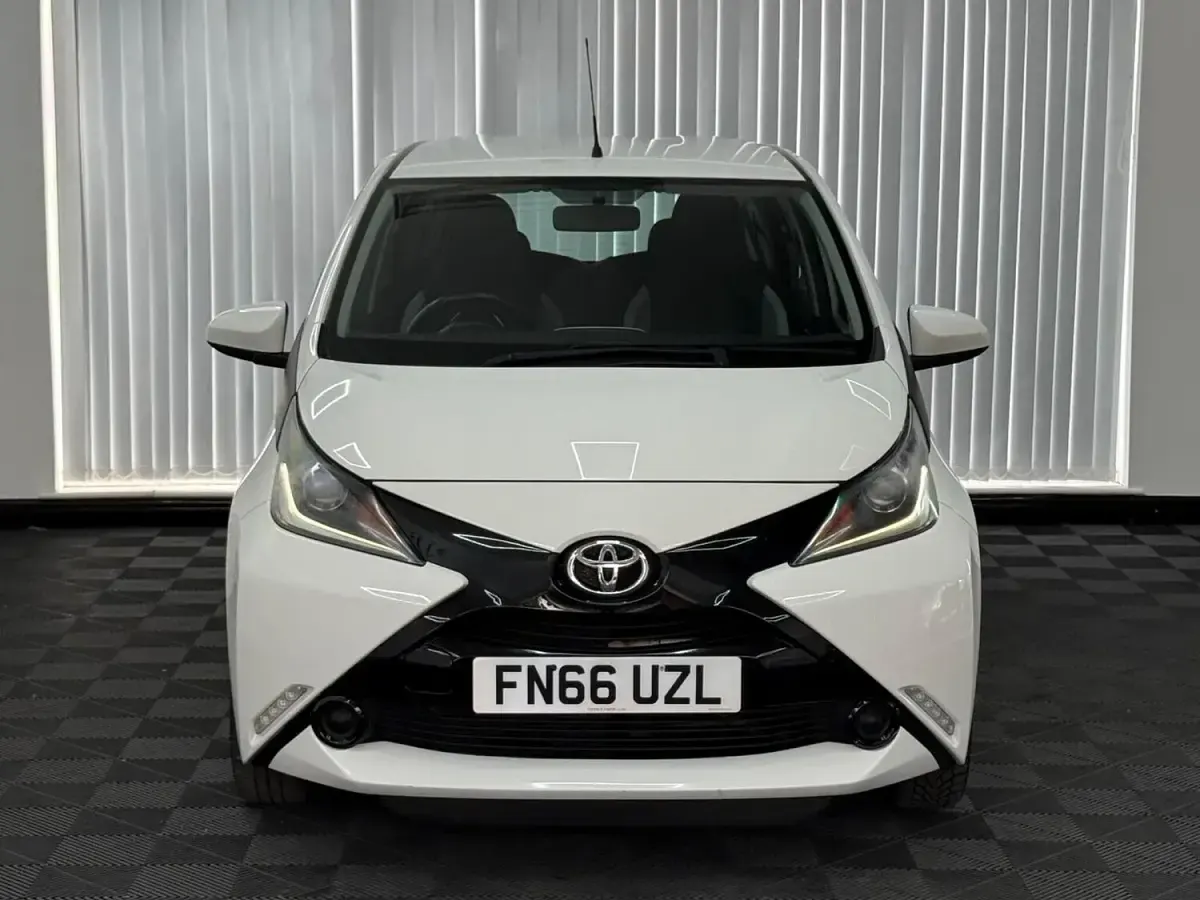 Used Toyota Aygo X-play 69 HP (50 kW) 2016 White Hatchback