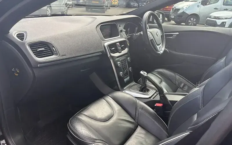 Used Volvo V40 R-Design 152 HP (111 kW) 2019 Black Hatchback