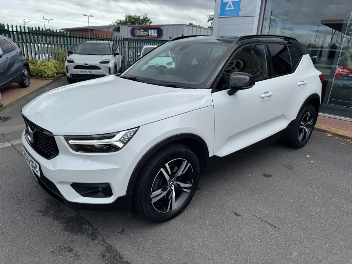 Used Volvo XC40 R-Design 2020 Pearl white SUV
