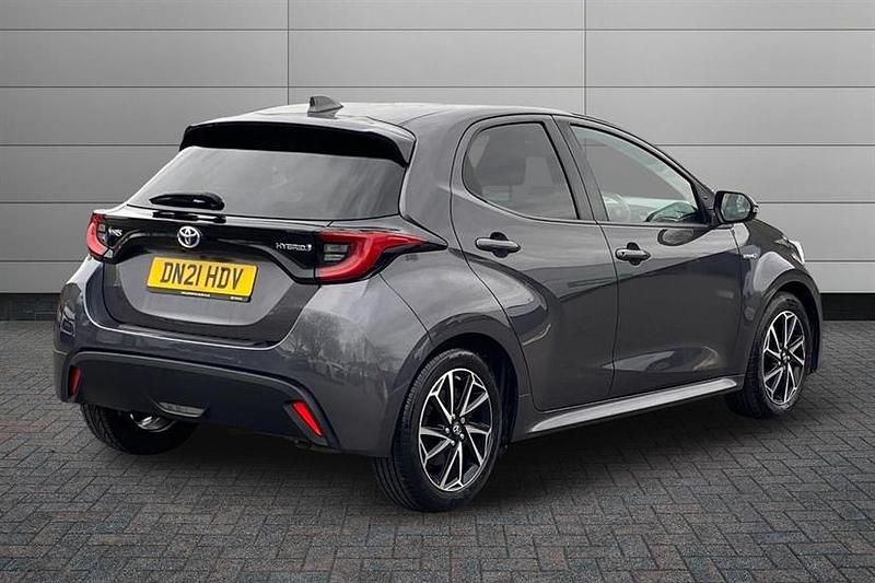Used Toyota Yaris Hybrid Design 116 HP (85 kW) 2021 Grey Hatchback