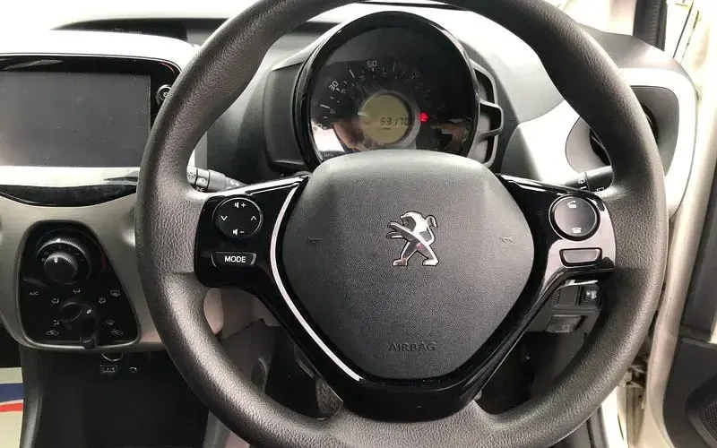 Used Peugeot 108 Active 68 HP (50 kW) 2014 White Hatchback