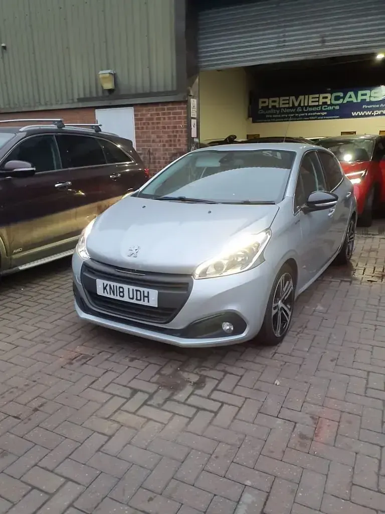 Second-hand Peugeot 208 GT-line 100 CP (73 kW) 2018 Argintiu Hatchback