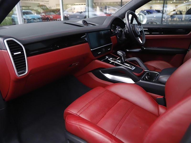 Used Porsche Cayenne Turbo 550 HP (404 kW) 2019 White SUV