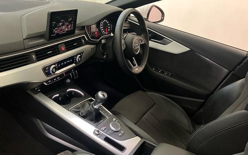 Begagnad Audi A4 S-Line 150 HK (110 kW) 2019 Vit Kombi