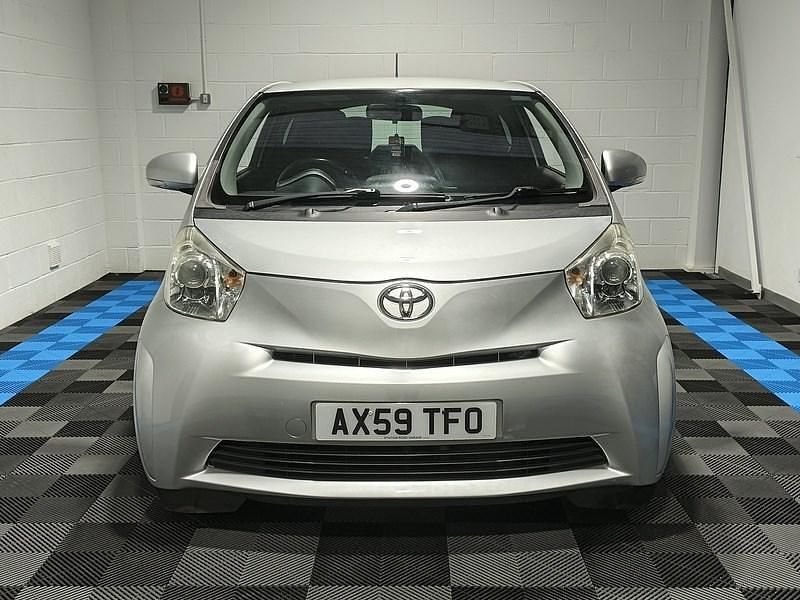 Used Toyota iQ 68 HP (50 kW) 2009 Silver Hatchback