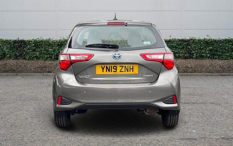 Second-hand Toyota Yaris Hybrid 101 CP (74 kW) 2019 Auriu Hatchback