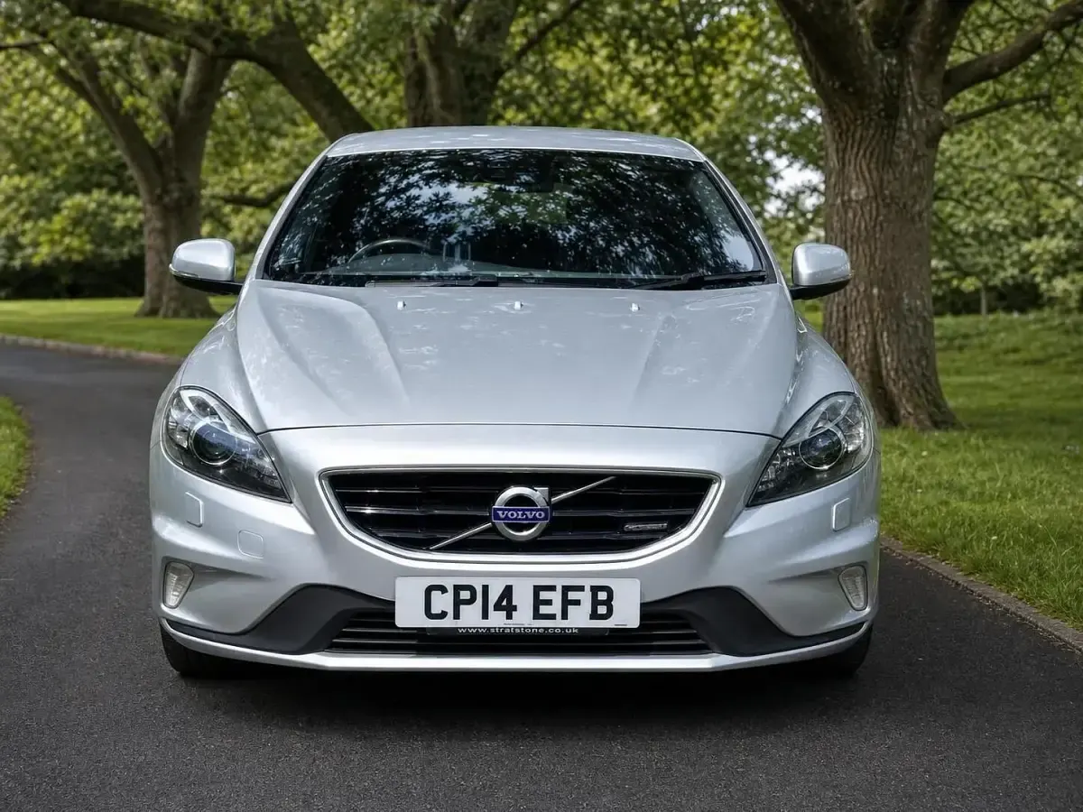 Used Volvo V40 R-Design 115 HP (84 kW) 2014 Silver Hatchback