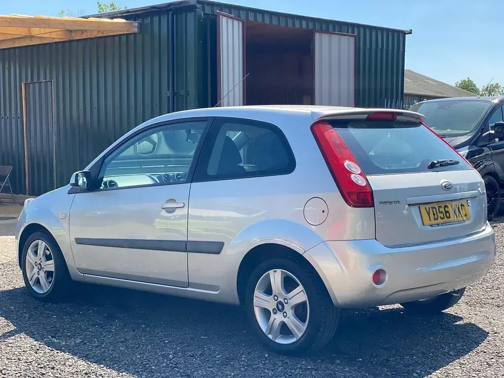 Used Ford Fiesta 79 HP (58 kW) 2006 Silver Hatchback