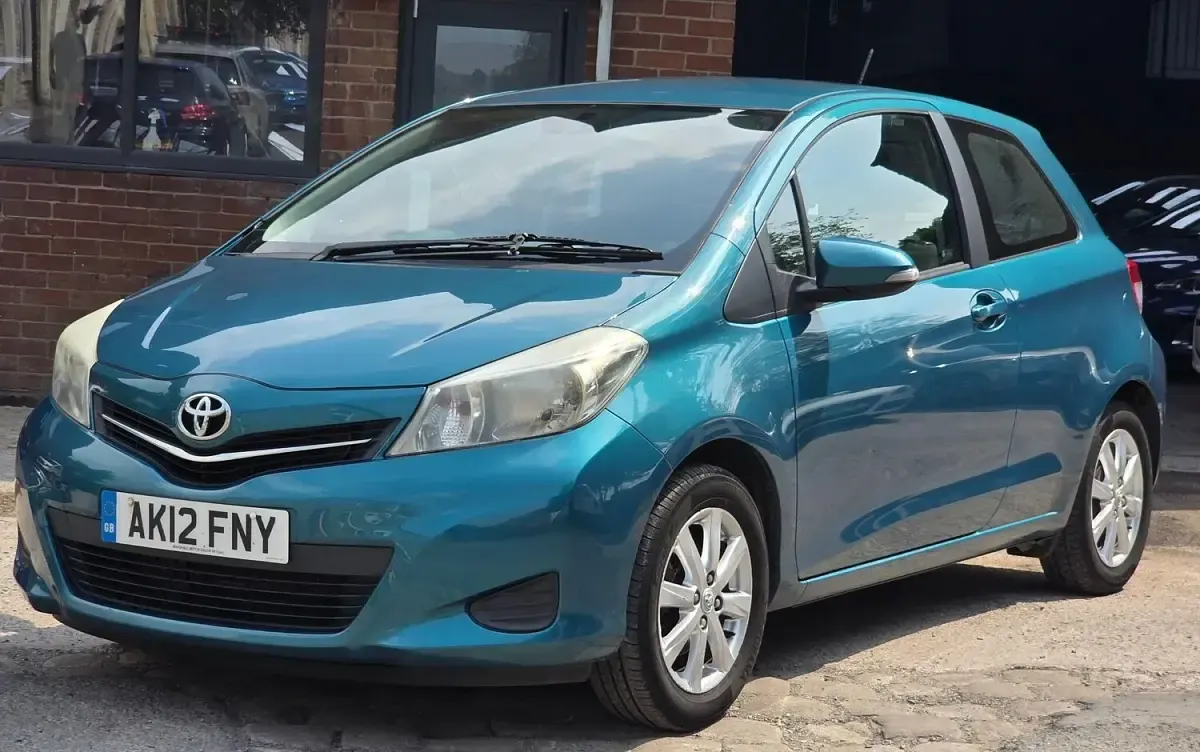 Used Toyota Yaris 99 HP (72 kW) 2012 Turquoise Hatchback