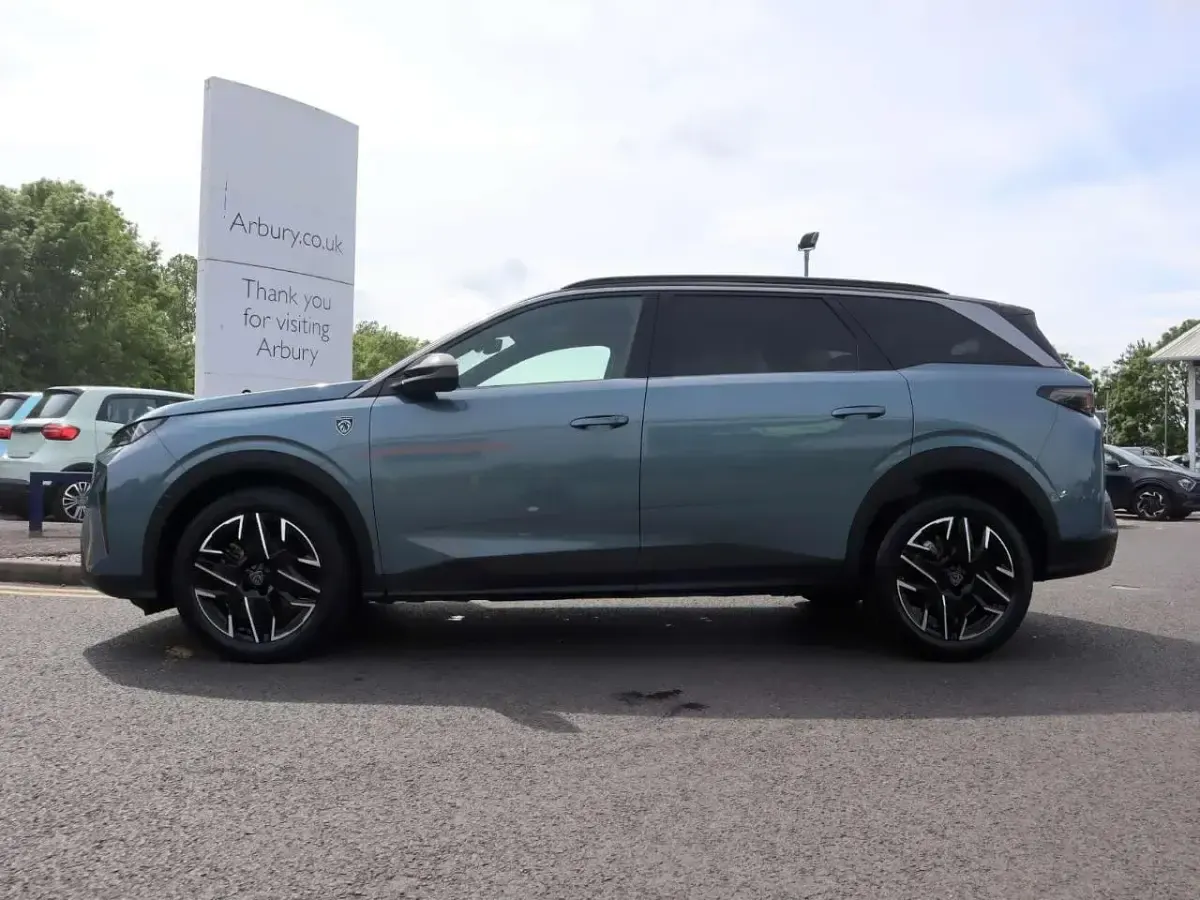 Usado Peugeot 5008 GTi 134 HP (98 kW) 2025 Azul SUV